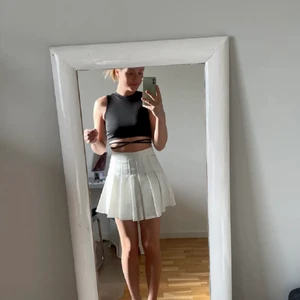 Kjol - Storlek S, bra passform i midjan och superfin kjol! Aldrig använd, inga fläckar. Passar S-XS. Inga defekter. Inköpspris 200 kr. Inte för kort där bak! Säljes pga inte min stil.