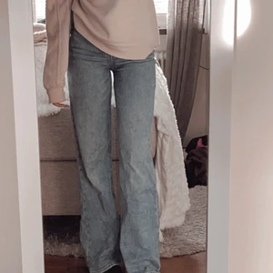 Baggy jeans - Säljer ett bar wide högmidjade blåa jeans från H&M. Orginal priset var 199kr men säljer för 100kr