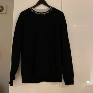 Acne studios sweeter  - Acne sweatshirt, använd men fortfarande i bra skick. Ny pris ligger på 2500