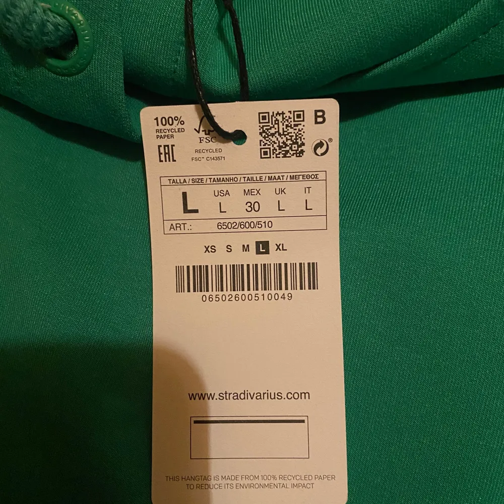 En fin grön hoodie som är helt oanvänd då jag köpt en annan som jag gillar mer! Storleken passar också S-M beroende på hur man vill att plagget sitter:) frakt tillkommer men pris kan diskuteras. Hoodies.