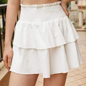 Säljer min fina vita volang kjol från SHEIN. Köpte av en annan tjej här på Plick, men den är aldrig använd utav mig!💕