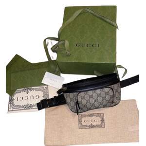 En helt ny Gucci GG supreme Belt Bag kan mötas och kan även fraktas (66kr) NYPRIS : 600€ (6100;-)  kolla genom vår instagram för andra produkter @instabutik.se följ oss här på Plick där det kommer nya produkter varje dag :)