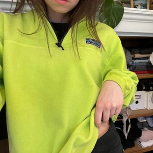 JUNKYARD - Tröja - Fierce Fleece - Fleecetröja med halv dragkedja. Varan är i bra skick lite noppig på ärmen.