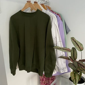 Crewneck - inköpt i höstas, har tyvärr inte kommit till den använding jag skulle ha önskat. använd ett fåtal gånger. nypris: 600kr