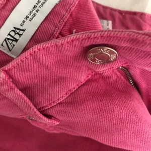 Två jeans - Säljer mina superfina färgglada jeans från zara i storlek 38/M säljer pga inte kommer till användning skriv privat för fler bilder! Frakt tillkommer 