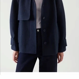 Cos kappa kort - Säljer min skit snygga cos kappa för att jag helt enkelt inte använder den så mycket. Passar till precis allt i storlek M men passar även S. Original pris var 1750 tror jag💗