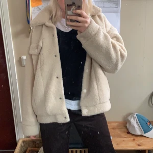 Teddyjacka - Mysig jacka perfekt till våren. Sparsamt använd. Köpt för 600kr för två år sedan 