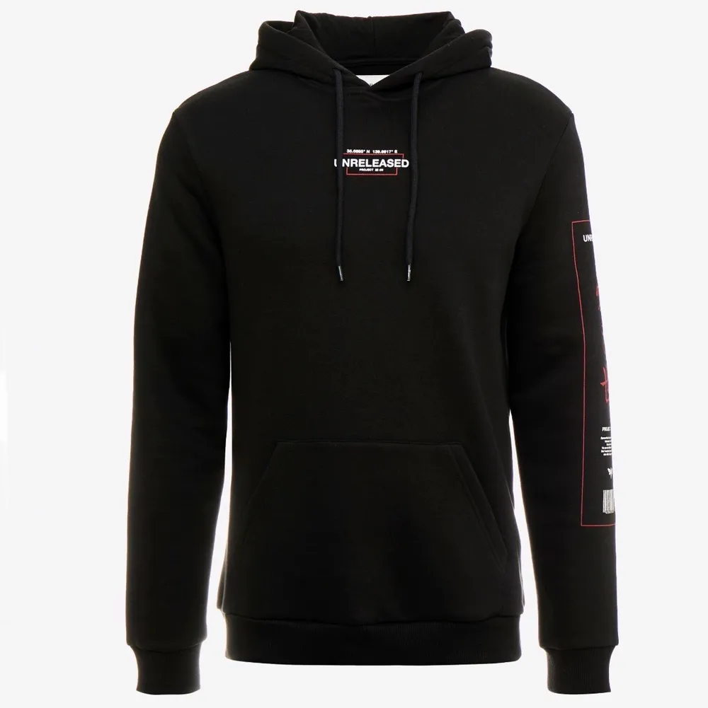 Säljer nu min svarta Pier One hoodie med tryck som är i väldigt fint skick. Mycket sparsamt använd och endast ett fåtal gånger. Storleken är small. Pris: 150kr + frakt . Hoodies.