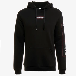 Pier One Hoodie - Säljer nu min svarta Pier One hoodie med tryck som är i väldigt fint skick. Mycket sparsamt använd och endast ett fåtal gånger. Storleken är small. Pris: 150kr + frakt 