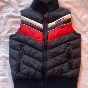 Väst - Varm och snygg väst köpt på Humana för ca 1 år sedan! Är i helt perfekt skick och köpt för 179kr i Malmö❤️ Frakt tillkommer! Skriv ang frågor/bilder😽 Stl XS men passar för stl S (inklusive tjocktröjor under)