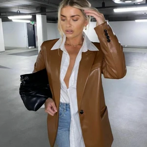zara faux leather blazer  - LÅNAD BILD! blazer från zara! använd vid ett tillfälle. så fin! storlek M