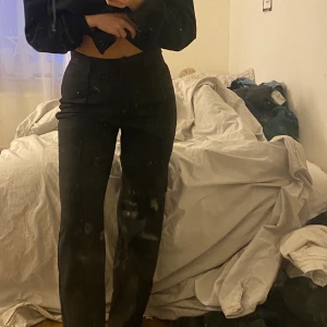 Kostymbyxor  - Ursäkta för den smutsiga spegeln! Jag säljer dessa kostymbyxor från mylittlething då de tyvärr inte kommer till användning riktigt. De är i väldigt bra skick då de knappt är använda 💜