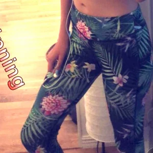 Träningsbyxor S - Fina träningsbyxor från Gina Tricot I storlek S. De har ett tjockare resor i midjan vilket leder till bättre passform. Använda fåtal gånger men o mycket bra skick 