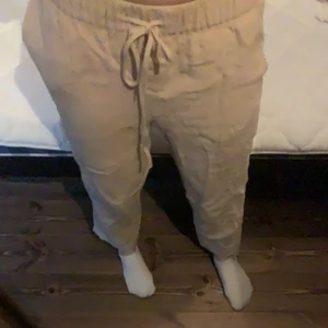 Linnebyxor beiga - Säljer mina beiga linnebyxor pågrund av att dom är en annan modell en vad jag söker💝dom sitter ner till ankelhöjd för mig som är 171. Så om man är kortare blir de längre en vad de är på mig. Justerbar midja. Dom är i storlek S, hör av er för frågor☺️