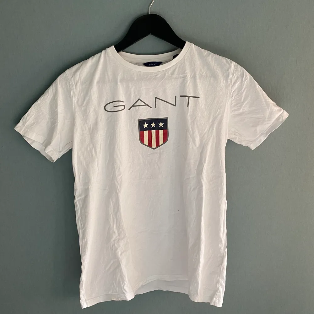 Gant T-shirt i nyskick, storleken skulle jag säga är som en xxs-xs i dam. 100 kr eller bud. T-shirts.