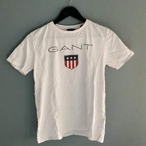 Gant T-shirt i nyskick, storleken skulle jag säga är som en xxs-xs i dam. 100 kr eller bud