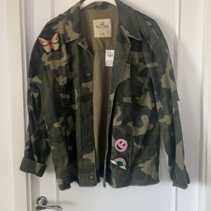 Jacka  - Cool jacka i militärmönster med balla detaljer som aldrig blivit använd, lappen är kvar! 