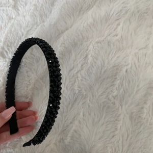 Diadem - Säljer nu detta glittriga och assnygga diadem från Ur&Penn 💗