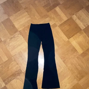 Bootcut mjukisar  - Svarta bootcut mjukisar.