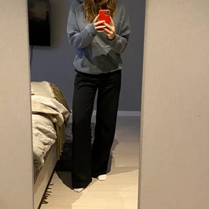 Blå hoodie  - Världens mysigaste hoodie i en lite smuts-blå färg. Använd fåtal gånger i storlek S, luvan är helt perfekt och den sitter lite snyggt oversize, gratis frakt💞