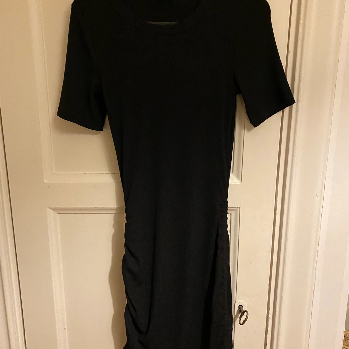 Svart klänning med dragsko