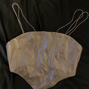 Fest top  - Fest top / corsett i metalica white färg, strl s/xs. 
