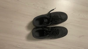 Nike Air force svarta - Säljer mina svarta Nike air force. Skön fit och simple design.
