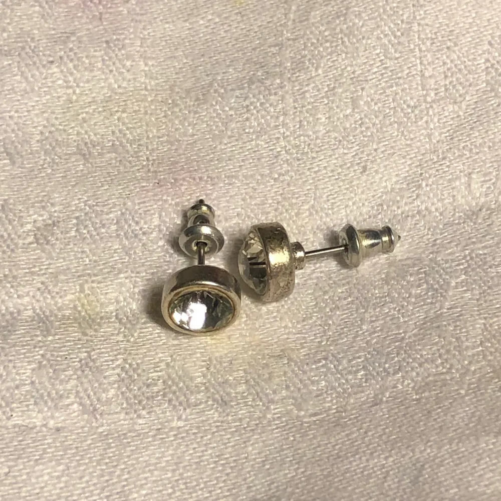 Silverpläterade örhängen från Pilgrim. Kristallerna mäter 0,6 cm i diameter. Ej använda.. Accessoarer.