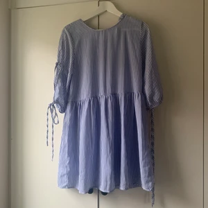 Fin sommar dress! - Hejsan! Säljer nu min fina sommar dress ifrån hemsidan Mango! Säljer pga att den är förliten för mig. Den är i väldigt fint skick! Det är alltså en byxdress så den har shorts under men ser ut som en klänning. Den är i storlek S! Vet ej vad jag köpte för men säljer för 150 + frakt! Bara att höra av er vid frågor svarar så fort jag kan❤️