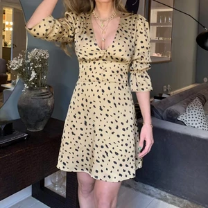 Adoore klänning - Superfin adoore klänning som jag säljer för den tyvärr inte har kommit till användning och det känns bättre att den får hitta ett nytt hem. Bilder är lånade (Dm för bilder från mig). Är storlek 34, passar mig som är 169 cm lång. Inga defekter utan den är som ny