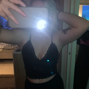 Festlig croptop  - Svart och i spets!! 