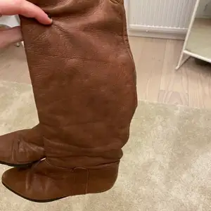 Bruna cowboyboots i storlek 38-39. I använt skick men fortfarande fina och behöver ny ägare. 🥰