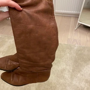 Cowboyboots - Bruna cowboyboots i storlek 38-39. I använt skick men fortfarande fina och behöver ny ägare. 🥰