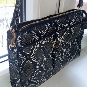 Handväska - Väska med ormmönster, rejält material. Oanvänd! 