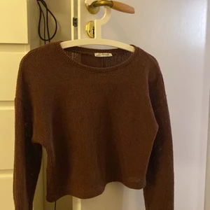 Stickad tröja från zara - En brun stickad tröja från Sara. Slutar ungefär vid midjan. Har en liten missfärgning på ena armen men det syns knappt när han har på sig den! Frakt ingår ej! 66kr för spårbar frakt, annars 45kr.