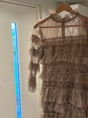 Beige By Malina klänning🤍 - By Malina klänning, använd 2 gånger. I nyskick. Otroligt fin och unik. 🤍🤍