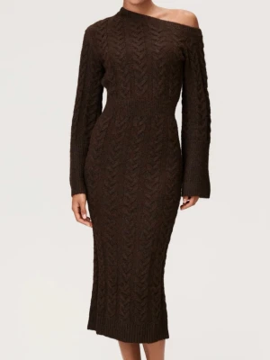 Adoore Arona dress - Mysig brun stickad klänning med offshoulder-design och lång ärm. Klänningen har en figurnära passform och ett vackert stickat mönster. Perfekt för kyligare dagar när du vill vara både snygg och bekväm. ENDAST använd 1 gång. SUPER bra skick.