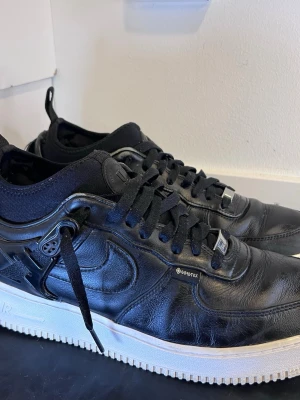 Nike air force 1 low sp undercover black Nypris 3500kr - Storlek 44. Nypris 3500krNike air force 1 low sp undercover black Nypris 3500kr