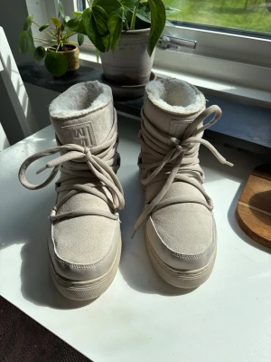 Beige boots från HM (liknar inuikii) - Beige boots från HM. Storlek 37. Passar 37/38. Väldigt fint skick, använt nån enstaka gång.❤️ 