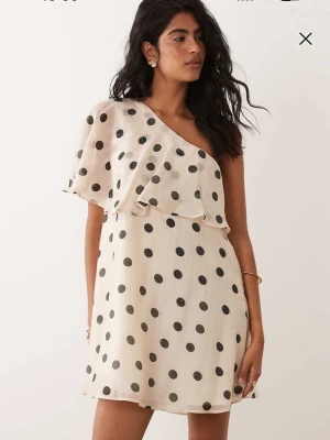 Prickig klänning - Miniklänning i beige med svarta prickar och oneshoulder-design. Helt ny med lappen kvar🩷 . 