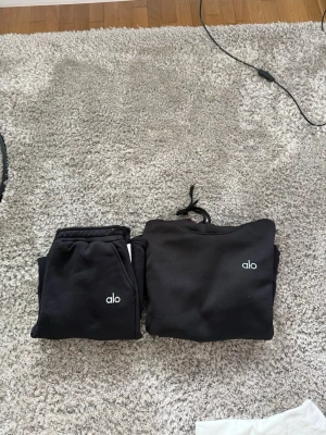 ALO - Svart hoodie med öppna byxor från alo