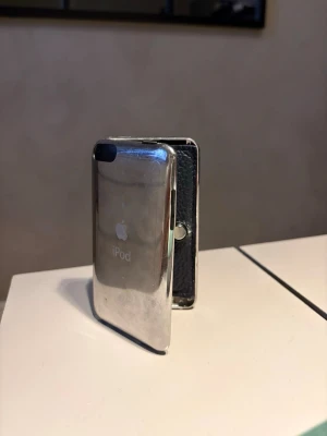 Ipod waller gjord på 2 silvriga iPod Touch - Säljer en unik handgjord DIY-plånbok gjord av två gamla iPods i chrome. Ett riktigt speciellt piece som sticker ut och passar perfekt för dig som gillar kreativa custombyggen. Ipod delarna är orginal från apple och har fått elektroniken uttagen för att korthållare i äkta läder skulle passa, sedan håller en magnet plånboken stängd. 