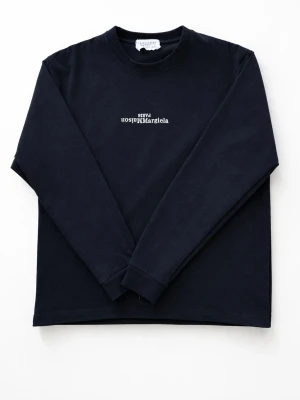 Svart Maison Margiela longsleeve - Stilren svart longsleeve från Maison Margiela med unik design på märket. Perfekt för vår och sommar. Sparsamt använd, skick: 8/10. Skriv gärna vid frågor eller intresse, priset går att diskuteras
