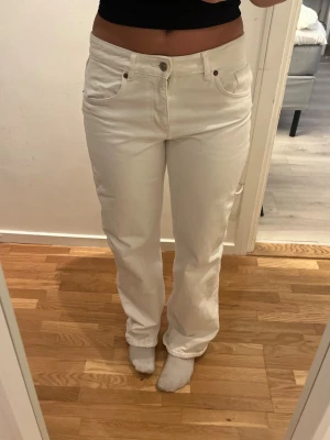 Vita baggy jeans  - Mid waist från Zara! Knappt använda, är 169 lång o brukar ha 36/38
