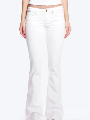 Vita bootcut jeans med låg midja - Säljer dessa så snygga jeans då dem inte passade helt slutsålda i denna storlek med prislappen kvar på☺️ eller om man vill byta ett par i 27/34