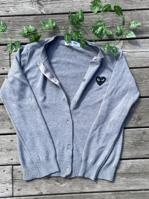 Comme des garcones cardigan -  Tja, jag säljer en svinsnygg CDG play cardigan priset är inte huggit i Sten. Hör av er vid frågor. 