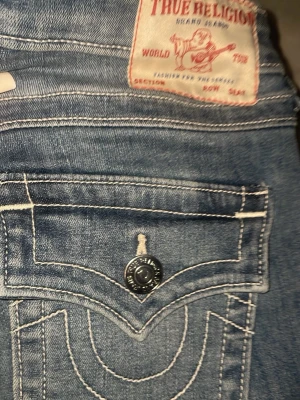 True Religion Joey Low Rise Flare Jeans - Helt oanvända ksk prislapp elr kvitto kvar köpta för 2 veckor sen men när jag fyllde år fick jag samma fast i min sorlek köpte för 1399kr