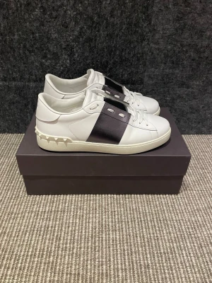Valentino skor (nya) - Hej, säljer nu dessa svin snygga valentino skor. Skorna är i nyskick skick!  Begränsat antal boxar och dustbag. Hör av dig vid frågor. 