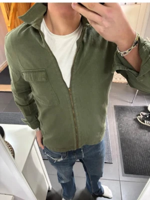 Grön Overshirt - Storlek M skick 9/10 pris 449