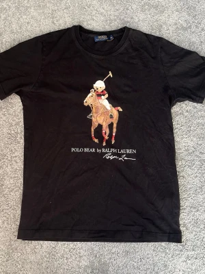 Svart Ralph Lauren T shirt - Svart t-shirt från Ralph Lauren. Fint skick. OG storlek är XL men den är liten i storlek, typ M-L.